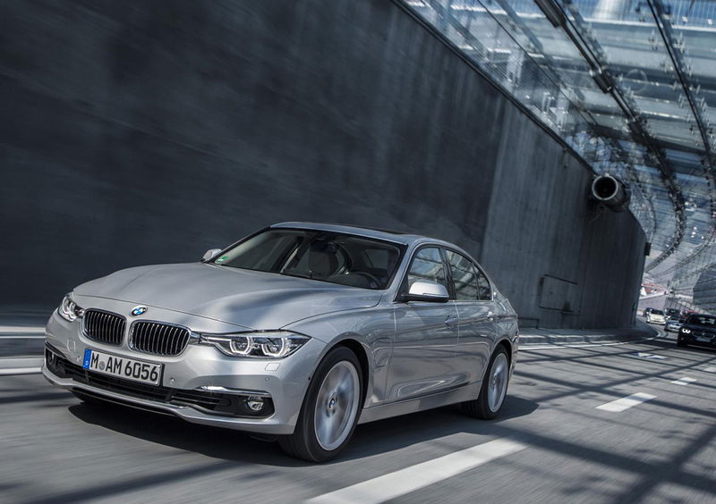 BMW 330e, la Serie 3 diventa anche plug-in hybrid