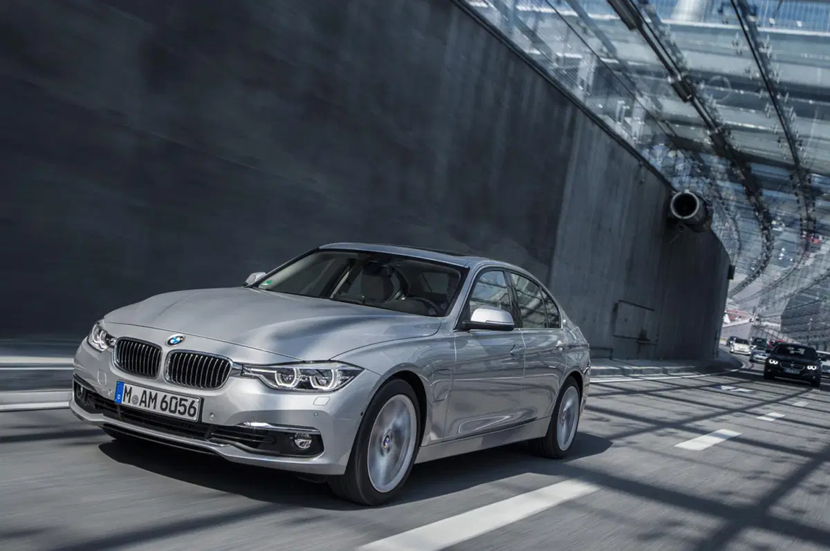 BMW 330e, la Serie 3 diventa anche plug-in hybrid