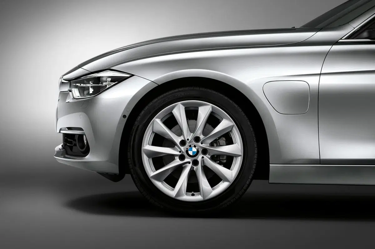 BMW 330e, la Serie 3 diventa anche plug-in hybrid (2)