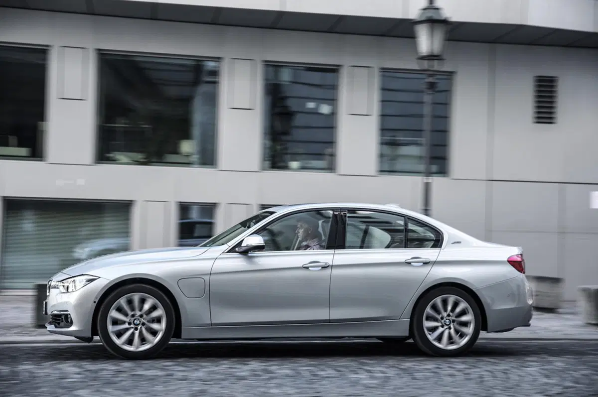 BMW 330e, la Serie 3 diventa anche plug-in hybrid (3)