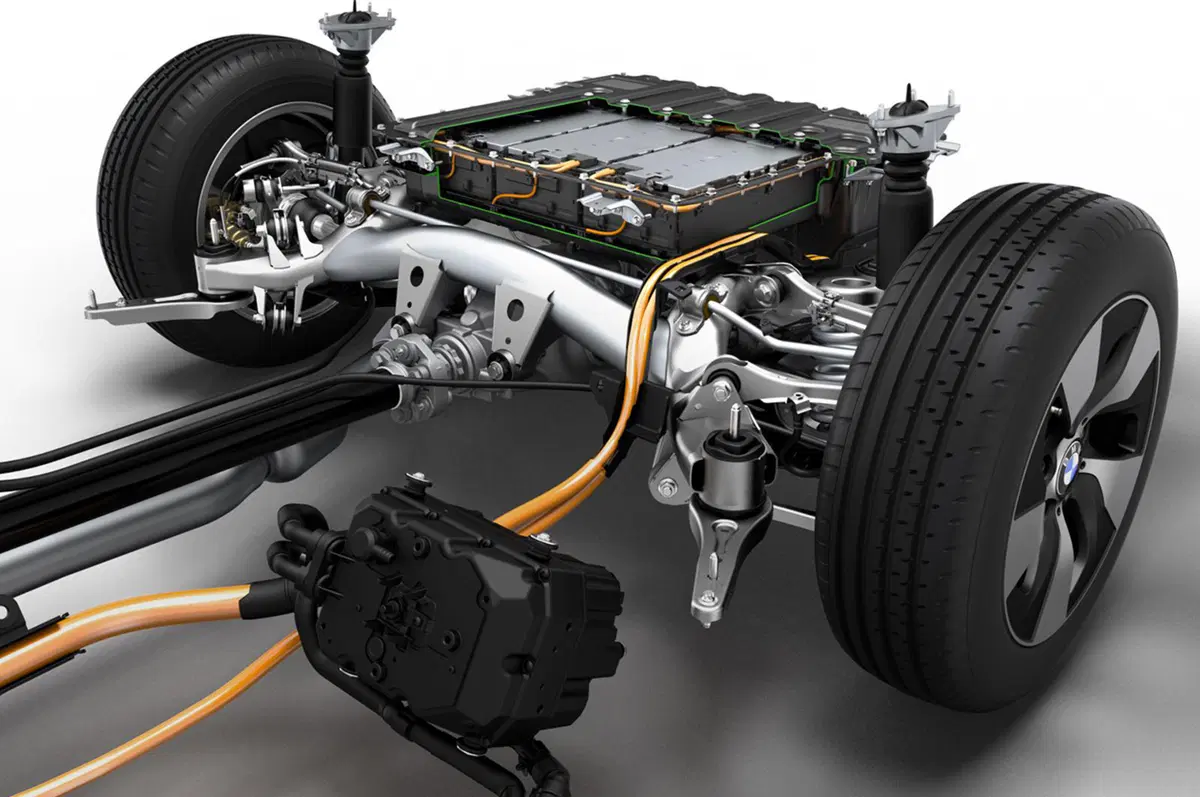 BMW 330e, la Serie 3 diventa anche plug-in hybrid (4)