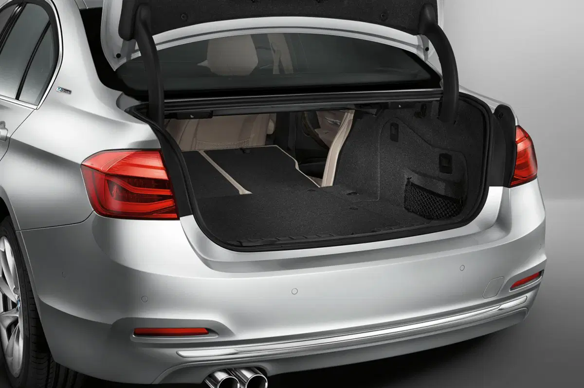 BMW 330e, la Serie 3 diventa anche plug-in hybrid (5)