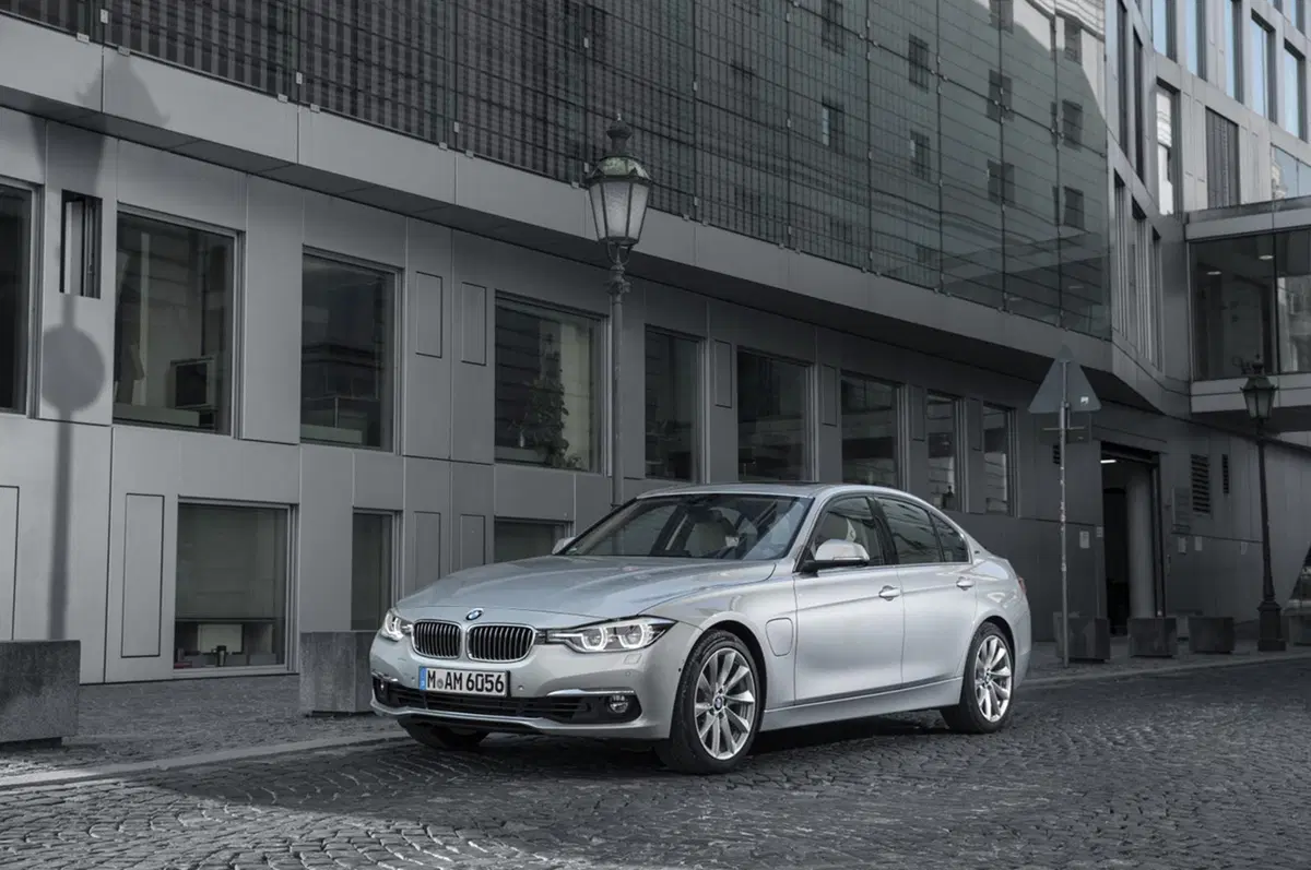BMW 330e, la Serie 3 diventa anche plug-in hybrid (6)