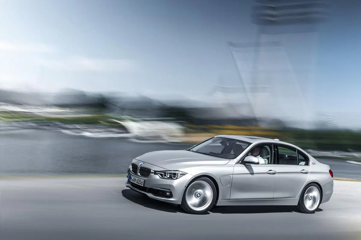 BMW 330e, la Serie 3 diventa anche plug-in hybrid (7)