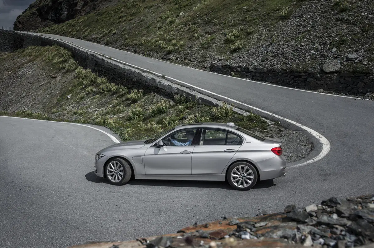 BMW 330e, la Serie 3 diventa anche plug-in hybrid (9)