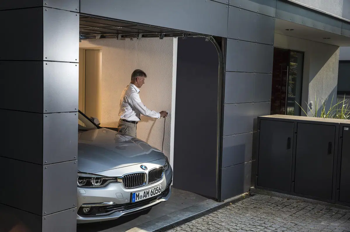 BMW 330e, la Serie 3 diventa anche plug-in hybrid (10)