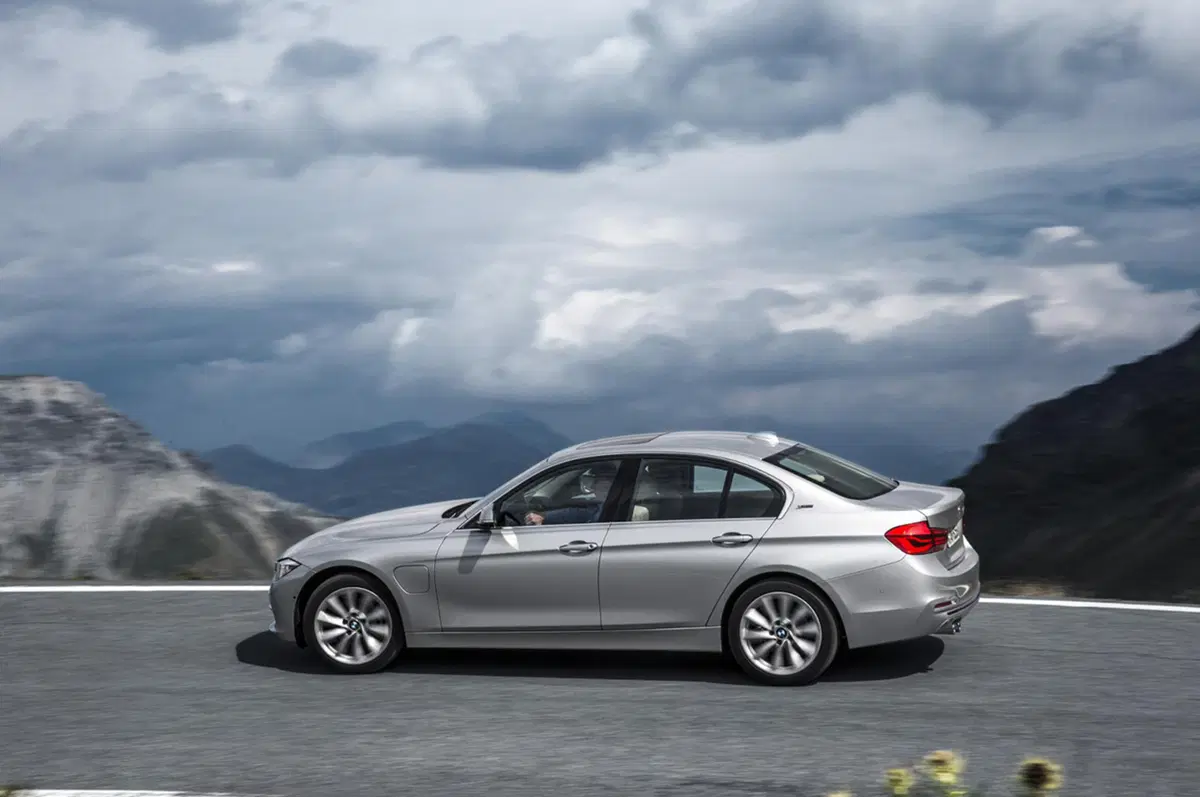 BMW 330e, la Serie 3 diventa anche plug-in hybrid (11)