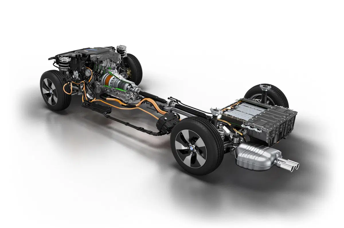 BMW 330e, la Serie 3 diventa anche plug-in hybrid (12)