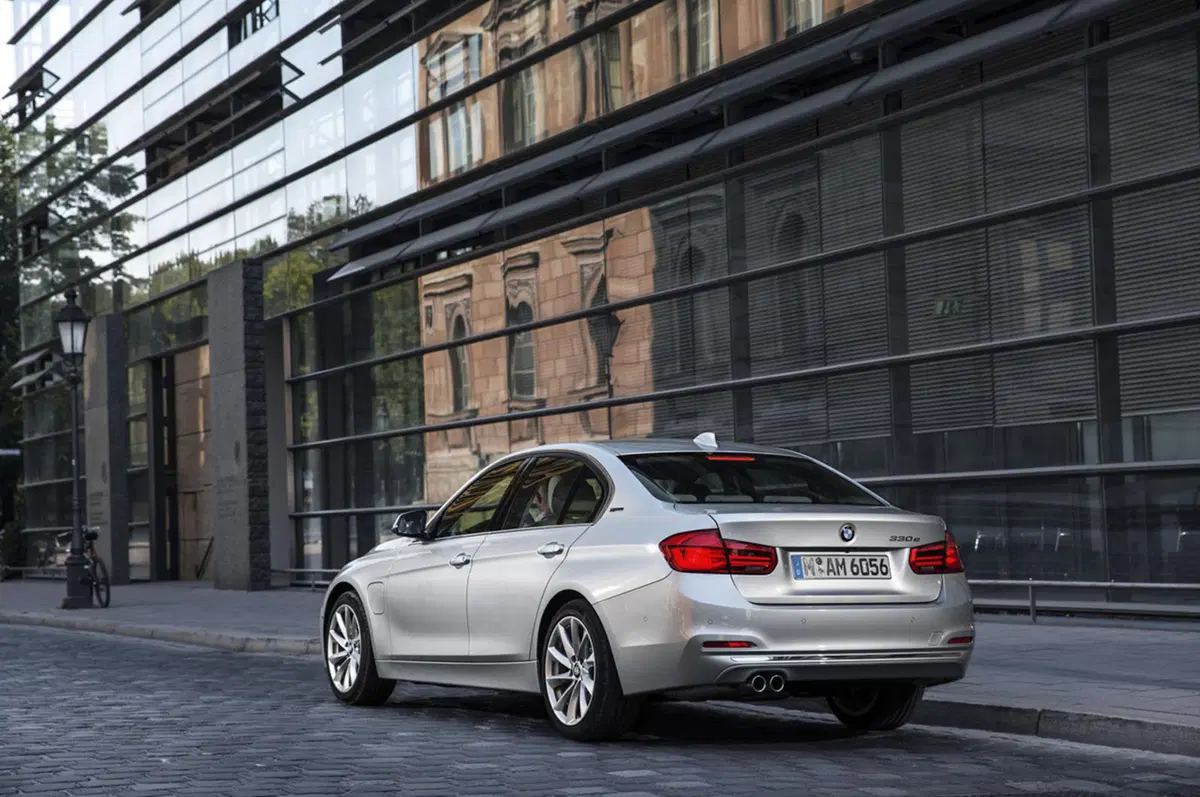 BMW 330e, la Serie 3 diventa anche plug-in hybrid (13)