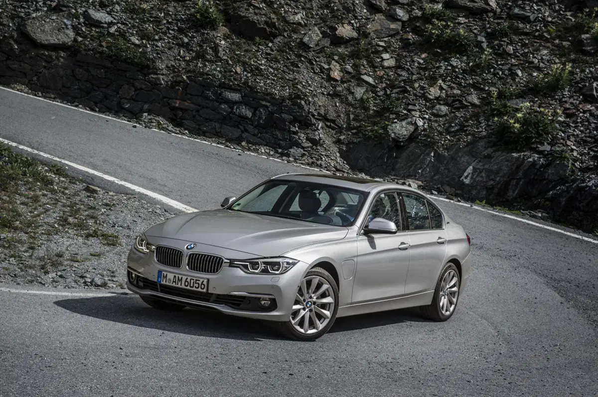 BMW 330e, la Serie 3 diventa anche plug-in hybrid (14)