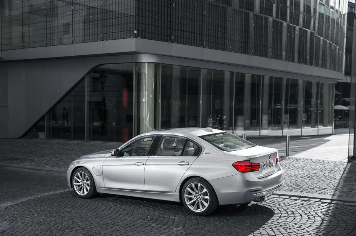 BMW 330e, la Serie 3 diventa anche plug-in hybrid (15)