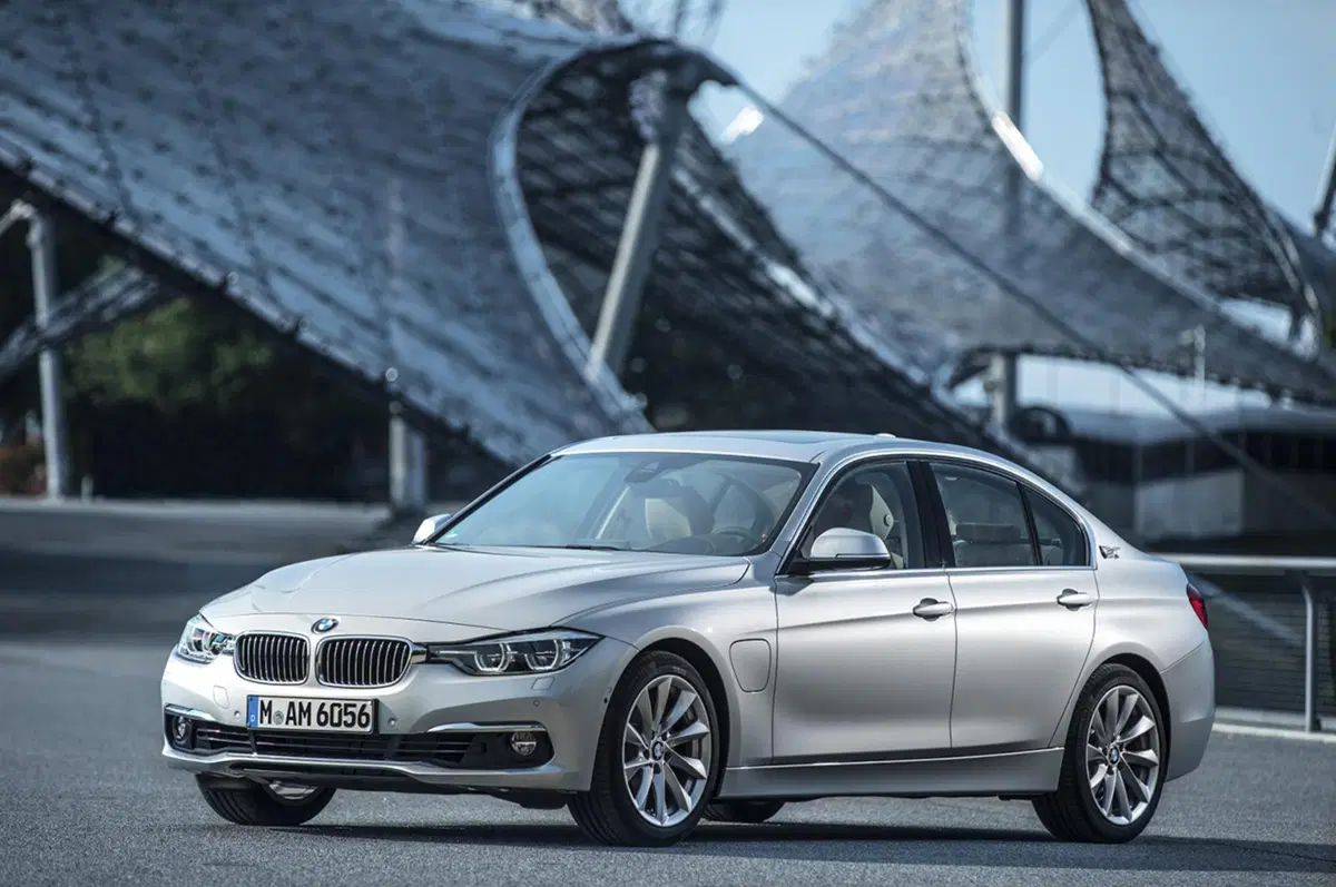 BMW 330e, la Serie 3 diventa anche plug-in hybrid (16)