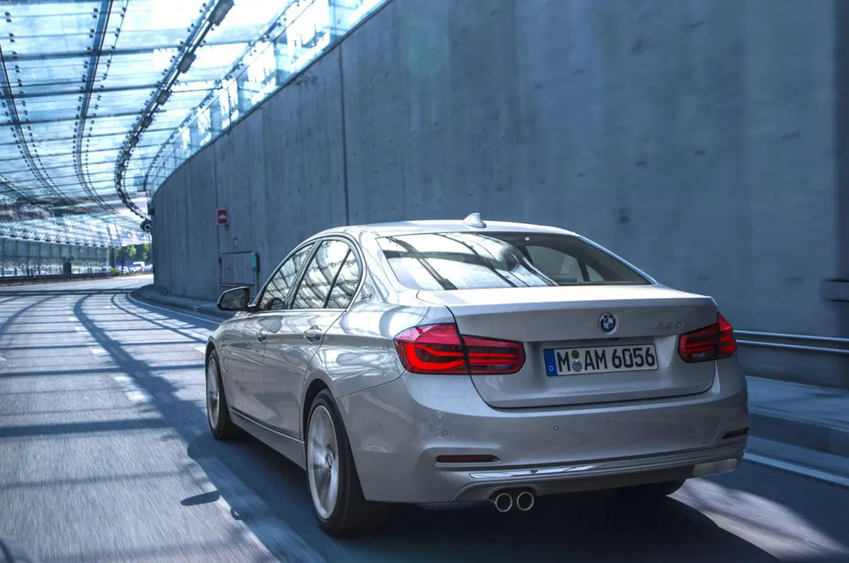 BMW 330e, la Serie 3 diventa anche plug-in hybrid (17)