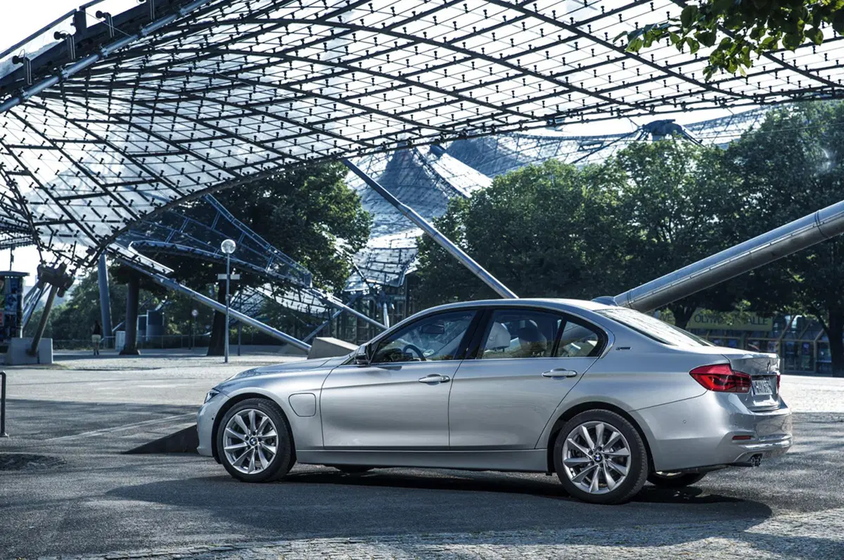 BMW 330e, la Serie 3 diventa anche plug-in hybrid (18)