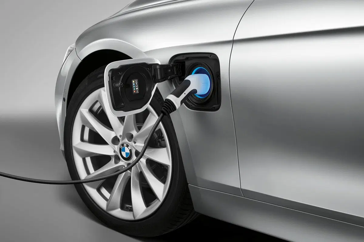 BMW 330e, la Serie 3 diventa anche plug-in hybrid (20)