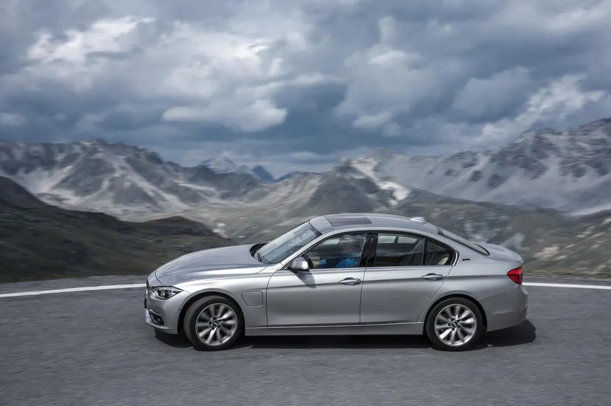 BMW 330e, la Serie 3 diventa anche plug-in hybrid (21)