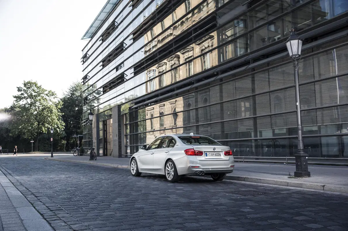 BMW 330e, la Serie 3 diventa anche plug-in hybrid (22)