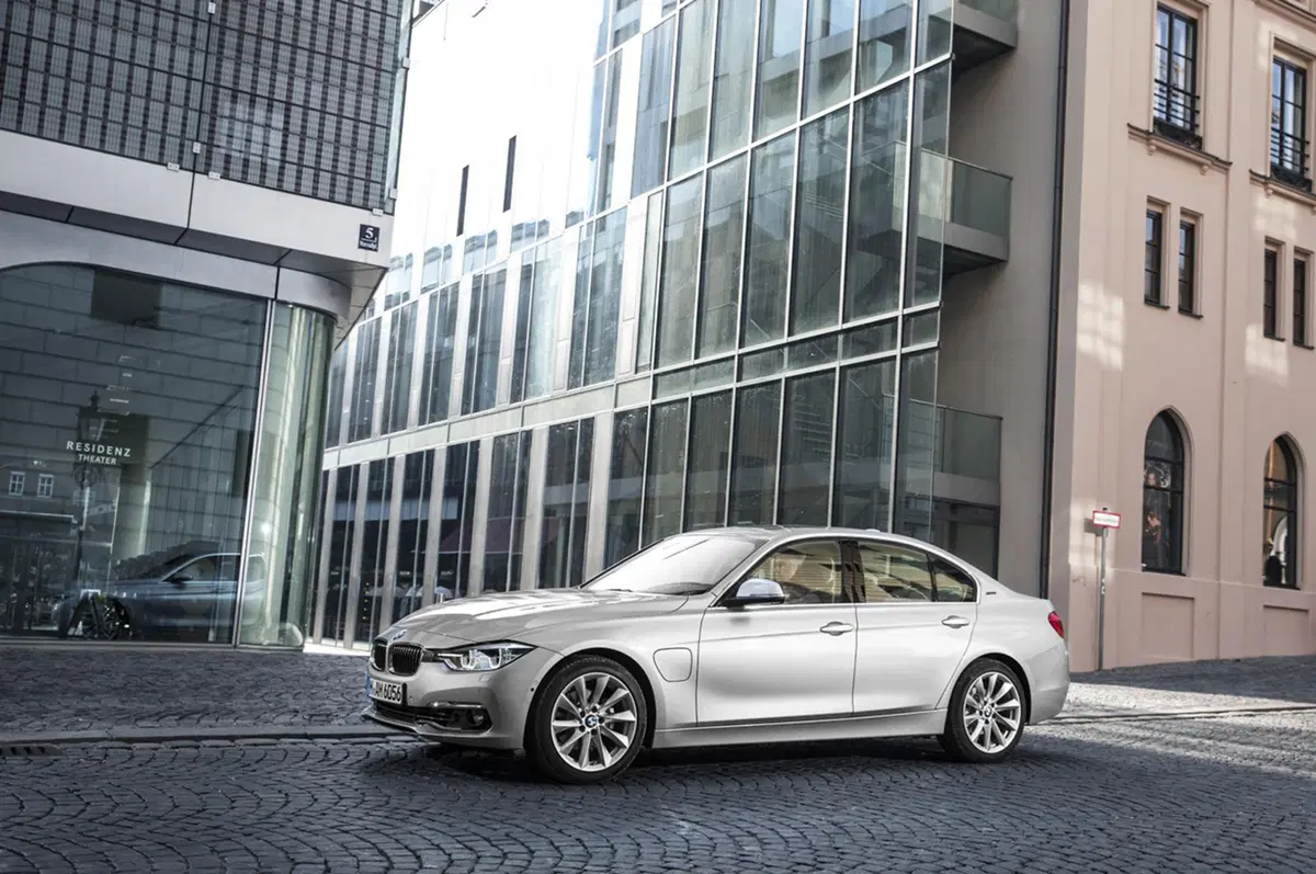 BMW 330e, la Serie 3 diventa anche plug-in hybrid (24)