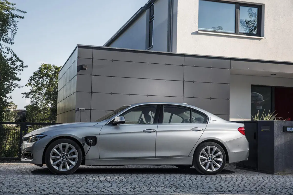 BMW 330e, la Serie 3 diventa anche plug-in hybrid (26)