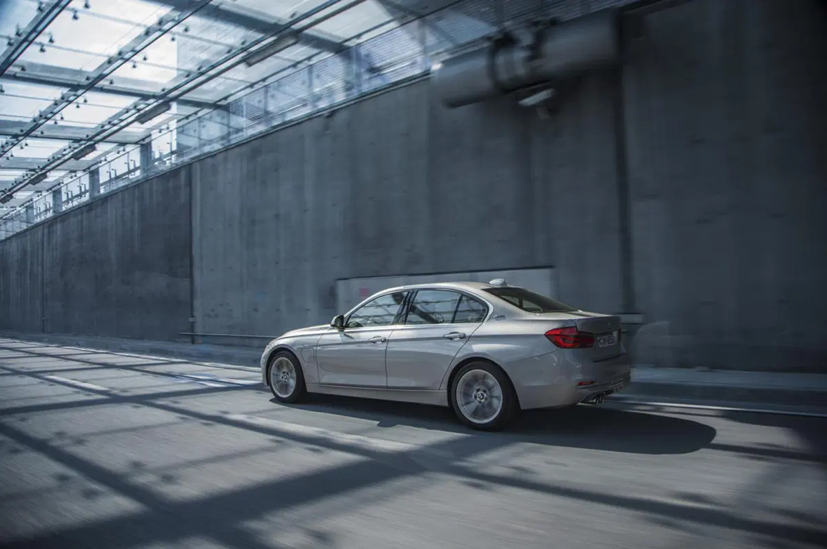BMW 330e, la Serie 3 diventa anche plug-in hybrid (28)