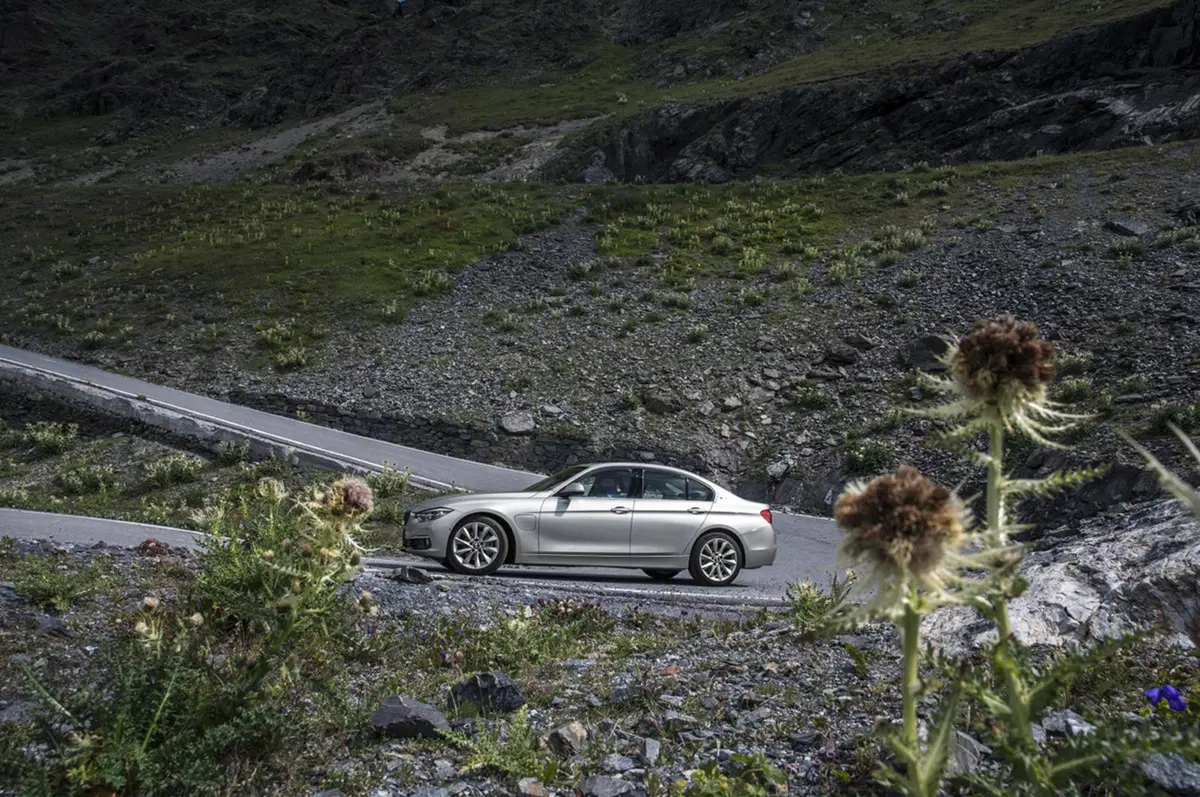 BMW 330e, la Serie 3 diventa anche plug-in hybrid (29)