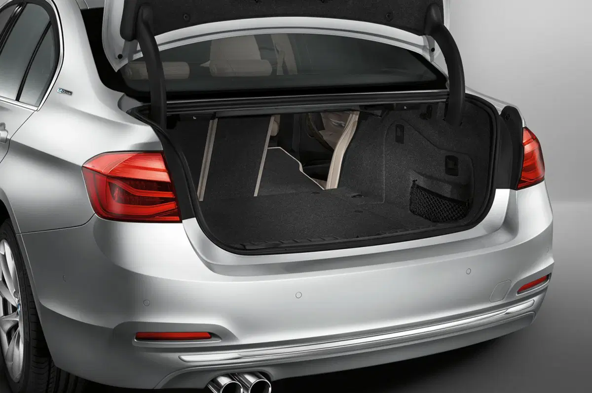 BMW 330e, la Serie 3 diventa anche plug-in hybrid (30)