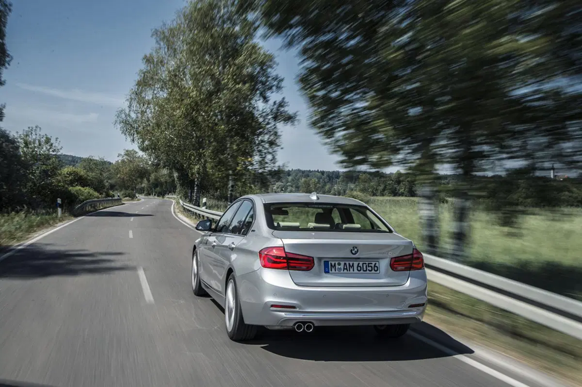 BMW 330e, la Serie 3 diventa anche plug-in hybrid (31)
