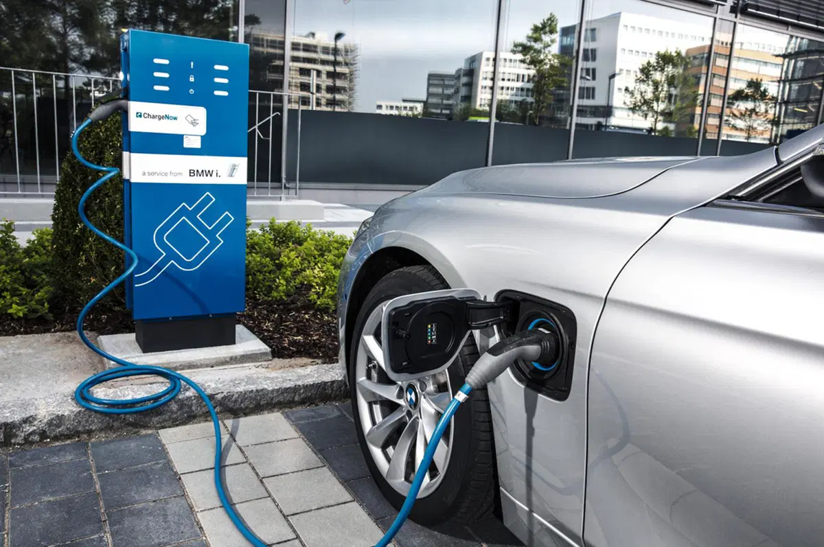 BMW 330e, la Serie 3 diventa anche plug-in hybrid (32)