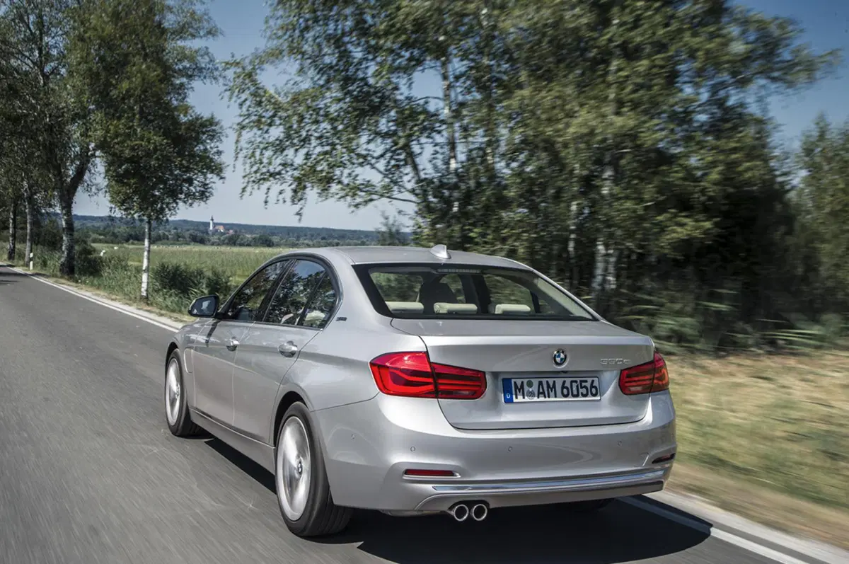 BMW 330e, la Serie 3 diventa anche plug-in hybrid (33)