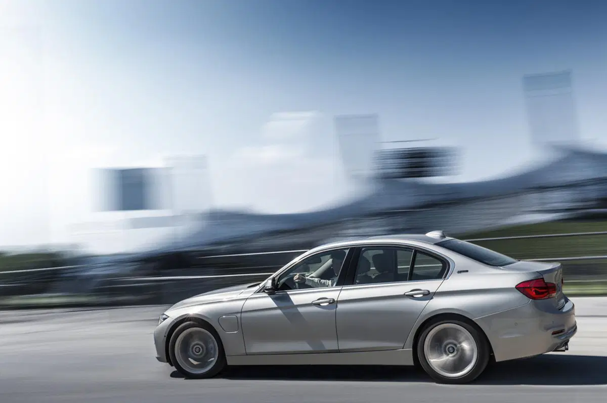 BMW 330e, la Serie 3 diventa anche plug-in hybrid (36)