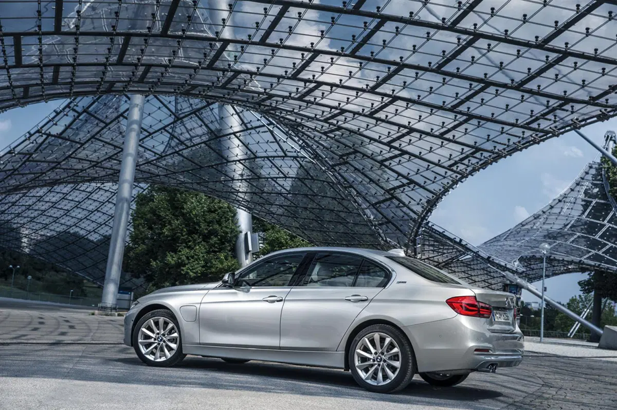 BMW 330e, la Serie 3 diventa anche plug-in hybrid (37)
