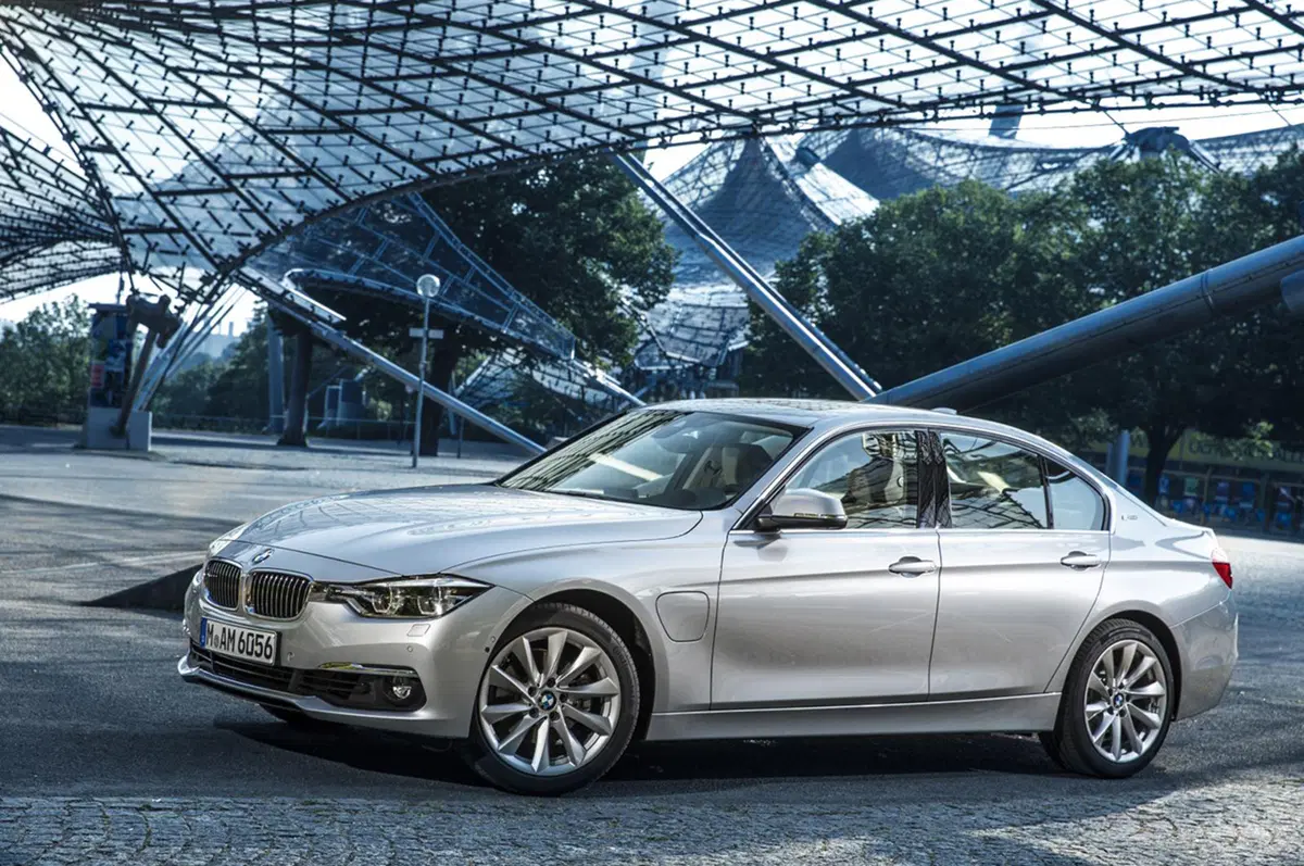 BMW 330e, la Serie 3 diventa anche plug-in hybrid (38)