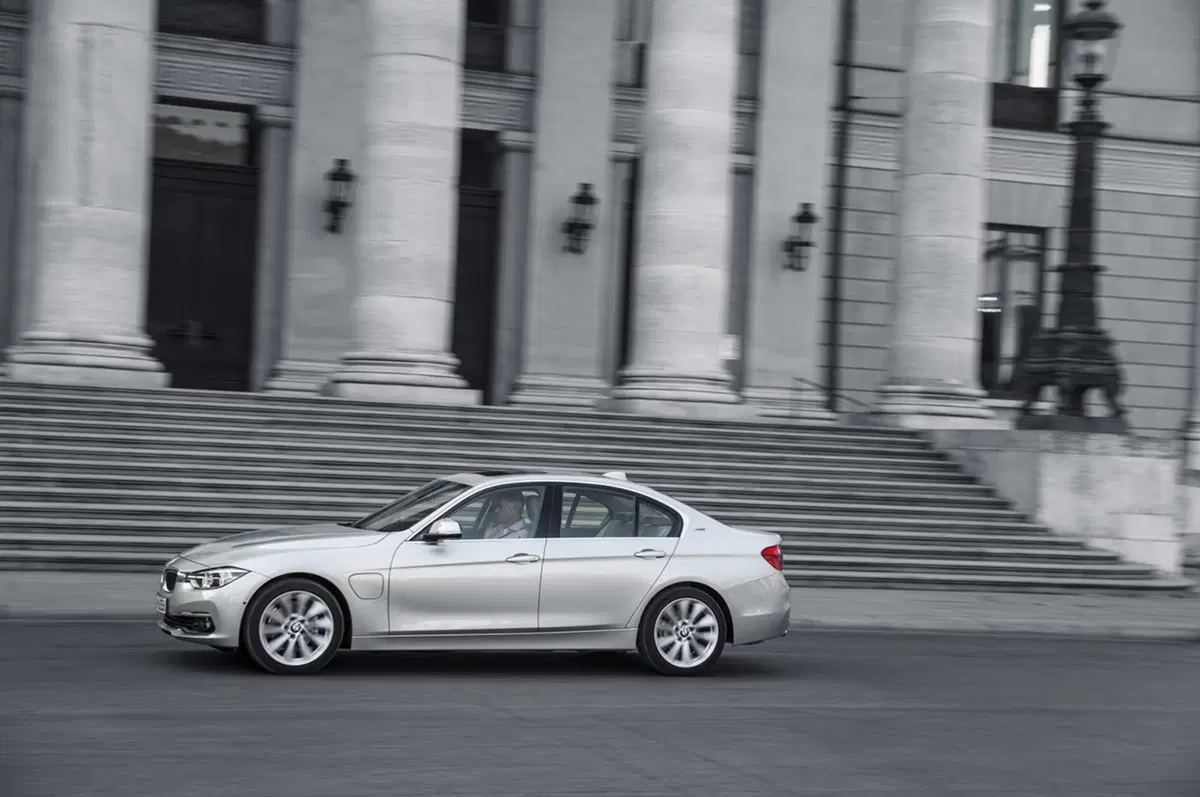 BMW 330e, la Serie 3 diventa anche plug-in hybrid (41)