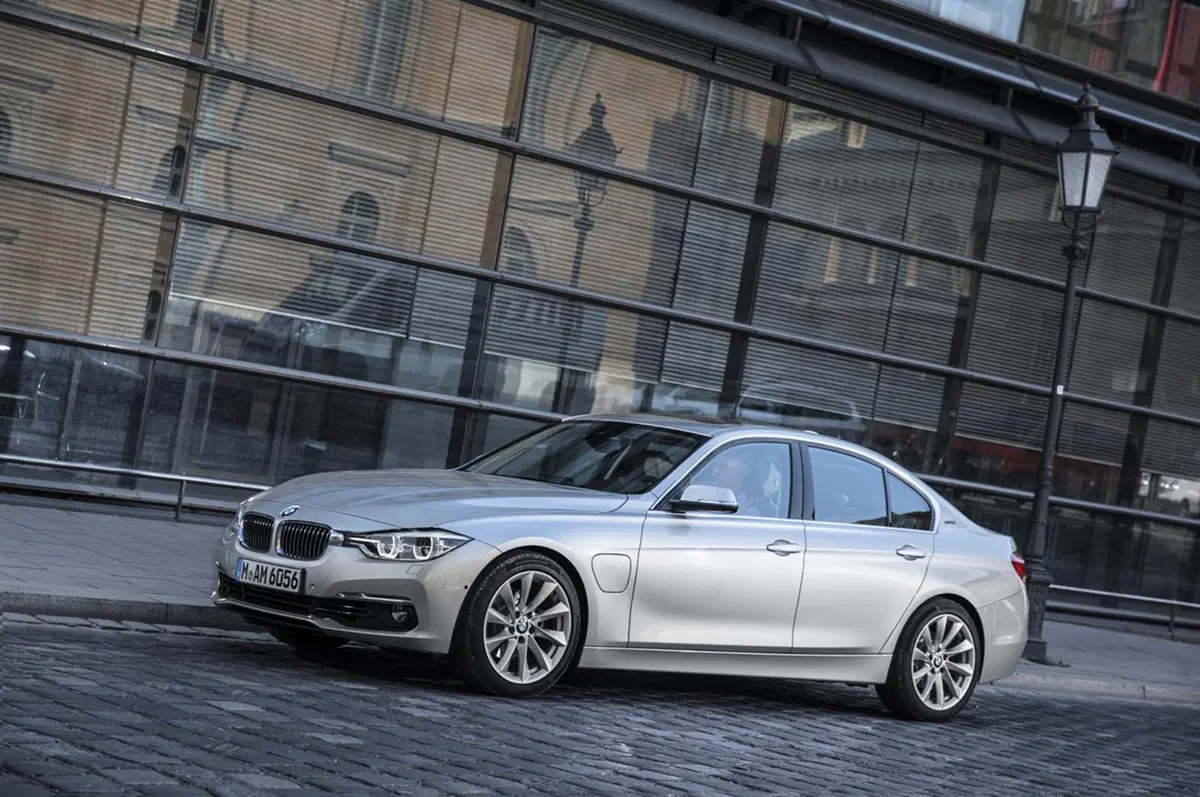 BMW 330e, la Serie 3 diventa anche plug-in hybrid (42)