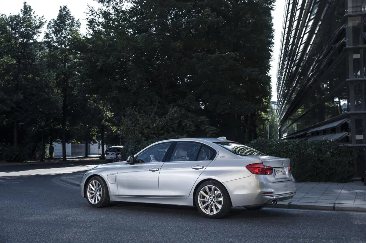 BMW 330e, la Serie 3 diventa anche plug-in hybrid (44)