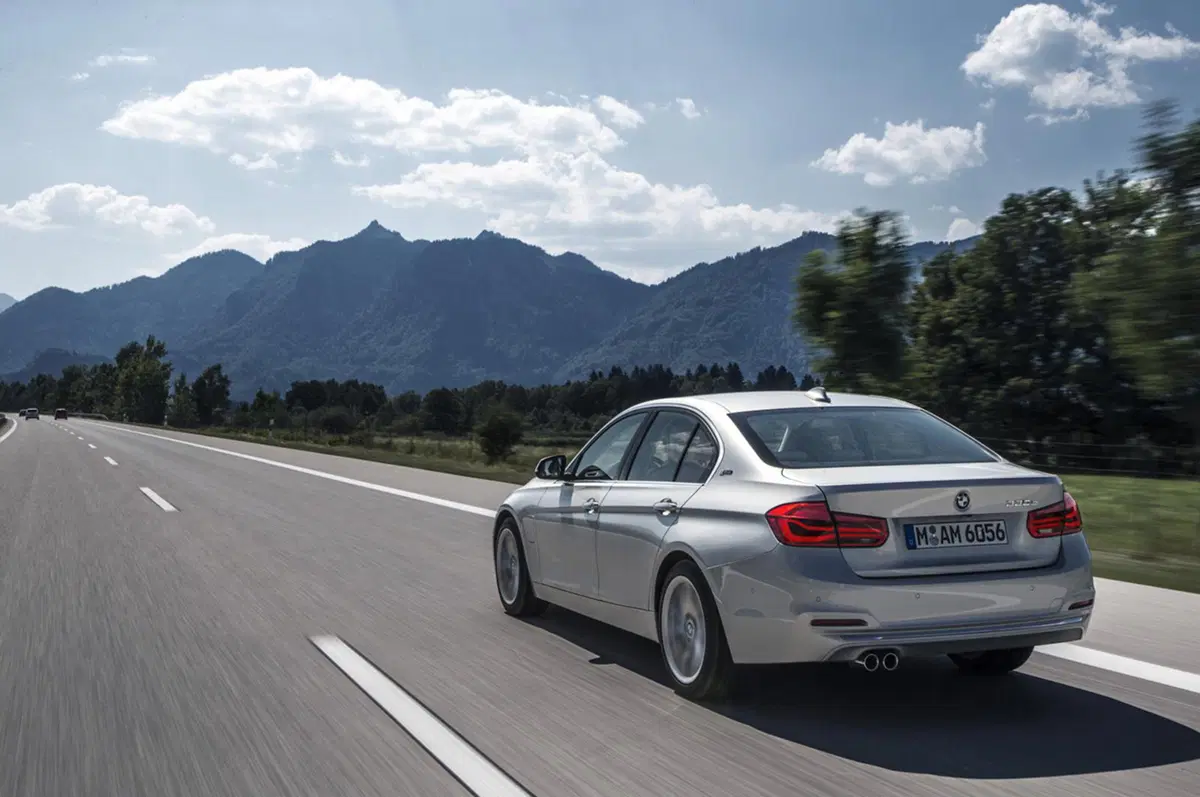 BMW 330e, la Serie 3 diventa anche plug-in hybrid (46)