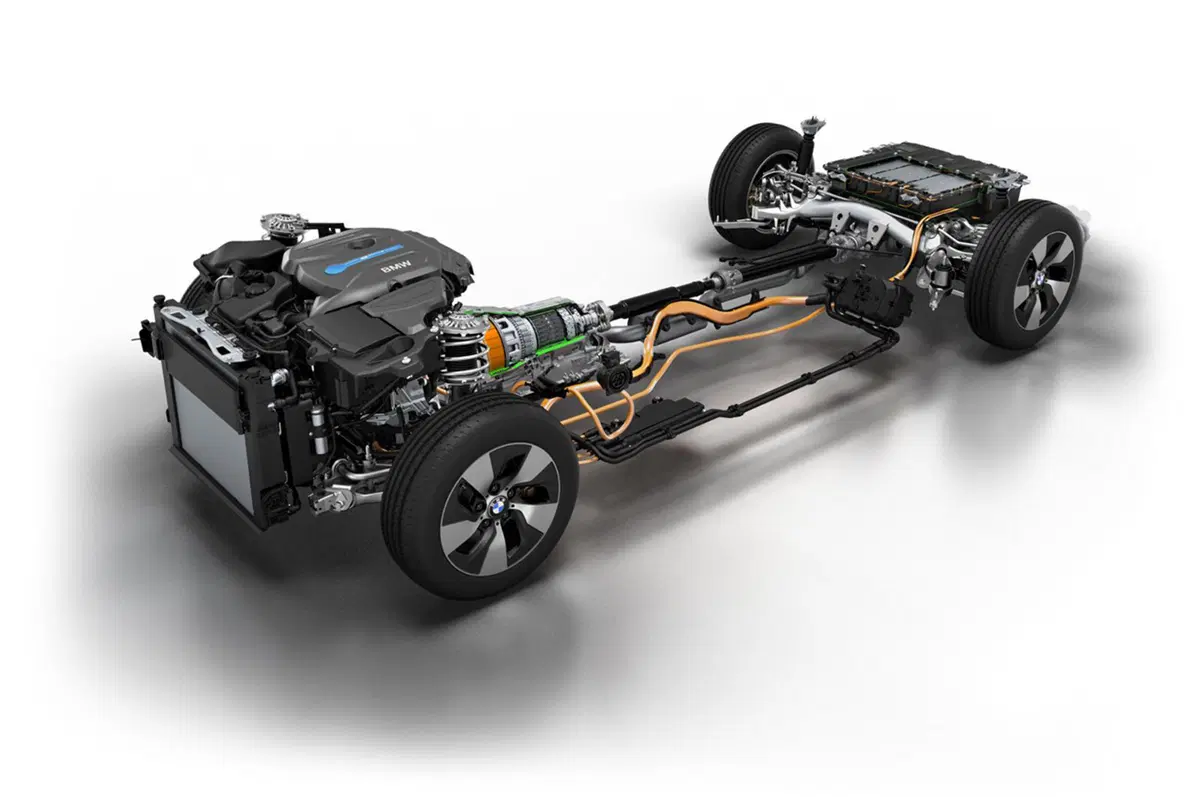 BMW 330e, la Serie 3 diventa anche plug-in hybrid (48)