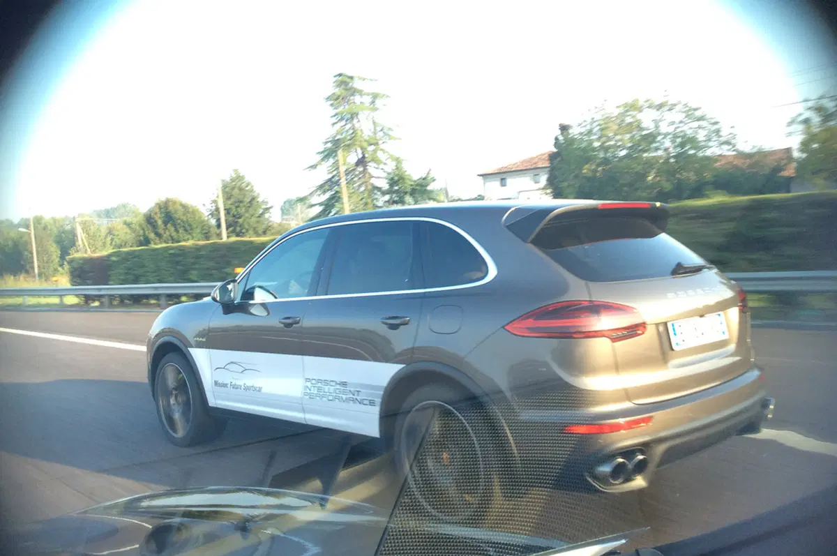 Porsche e-hybrid: sportività ed ecologia (12)