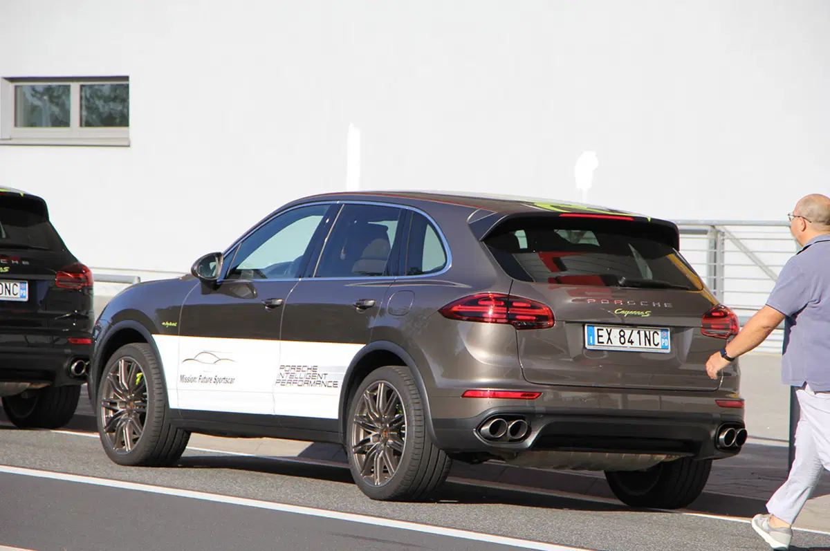 Porsche e-hybrid: sportività ed ecologia (23)