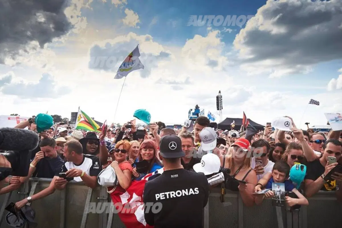 Hamilton: «La passione Ferrari scorre nelle vene degli Italiani. Li ammiro» (5)