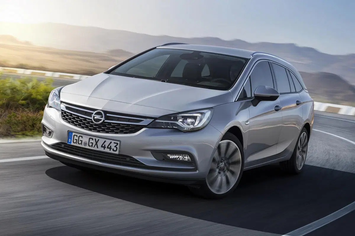 Opel Astra Sports Tourer: 200 kg più leggera e motori frizzanti