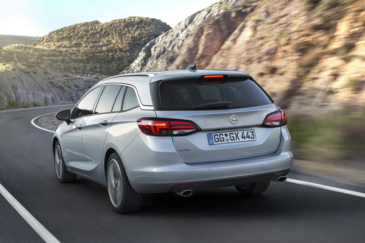 Opel Astra Sports Tourer: 200 kg più leggera e motori frizzanti (2)
