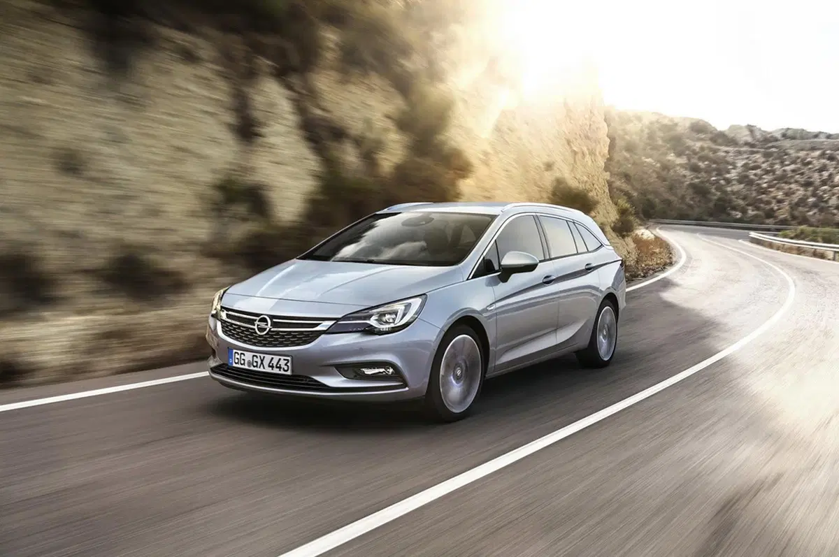 Opel Astra Sports Tourer: 200 kg più leggera e motori frizzanti (3)