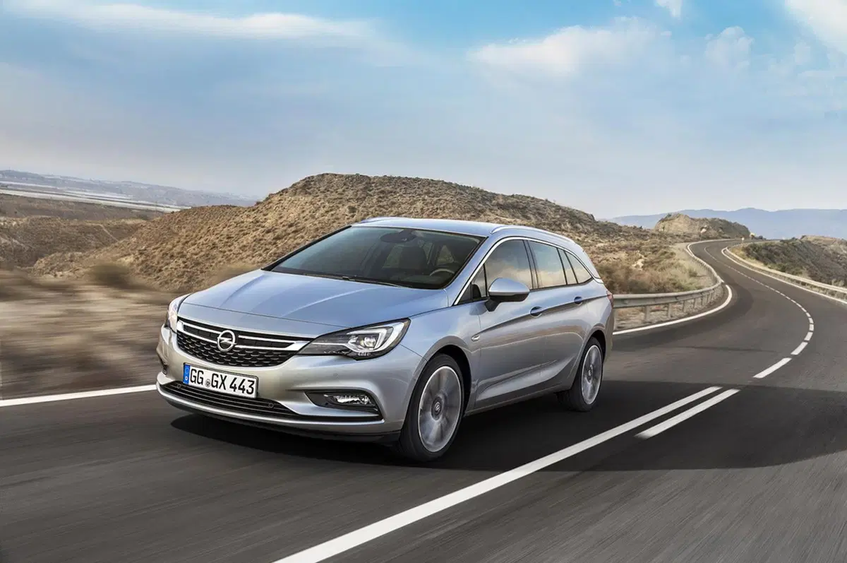 Opel Astra Sports Tourer: 200 kg più leggera e motori frizzanti (4)