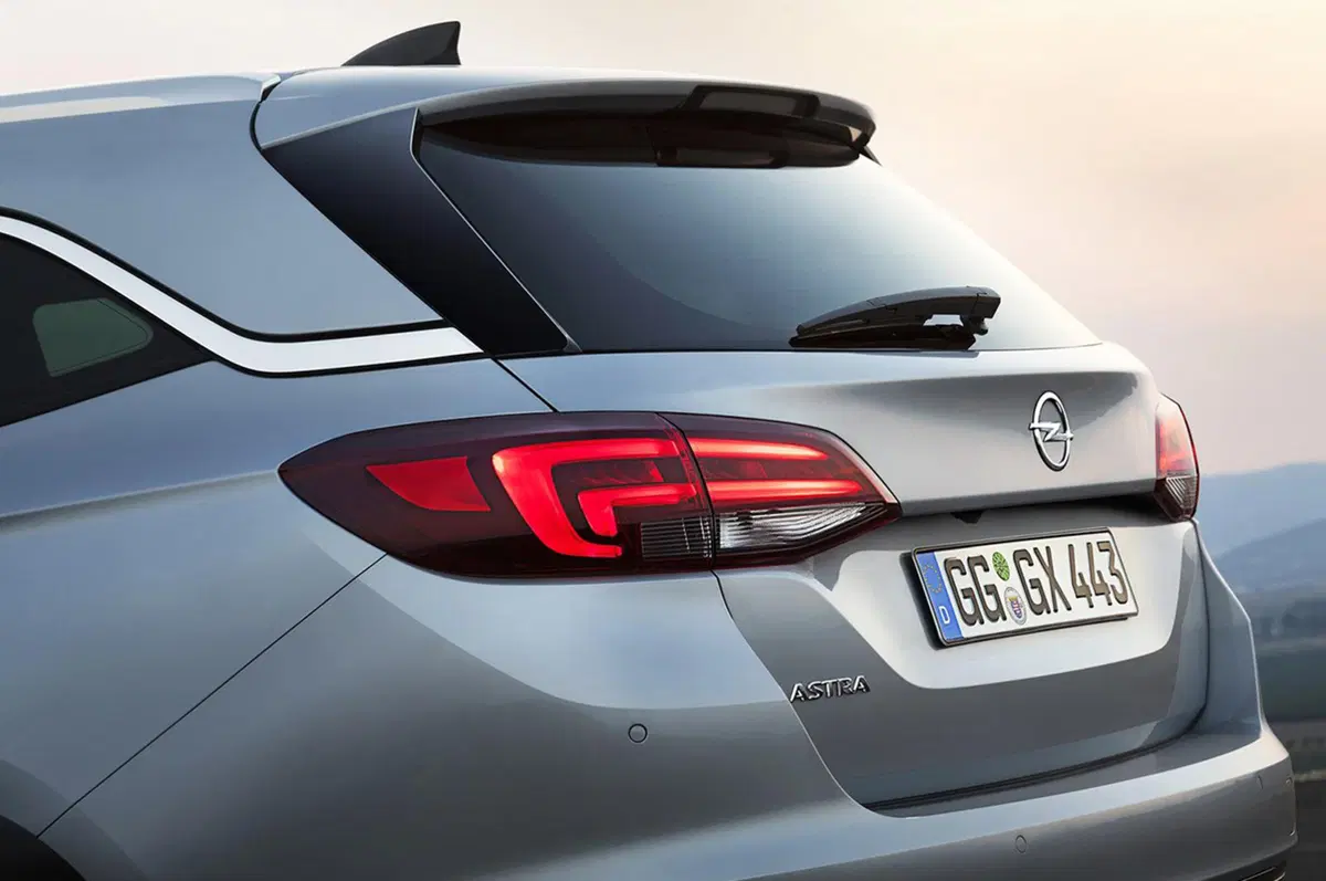 Opel Astra Sports Tourer: 200 kg più leggera e motori frizzanti (6)