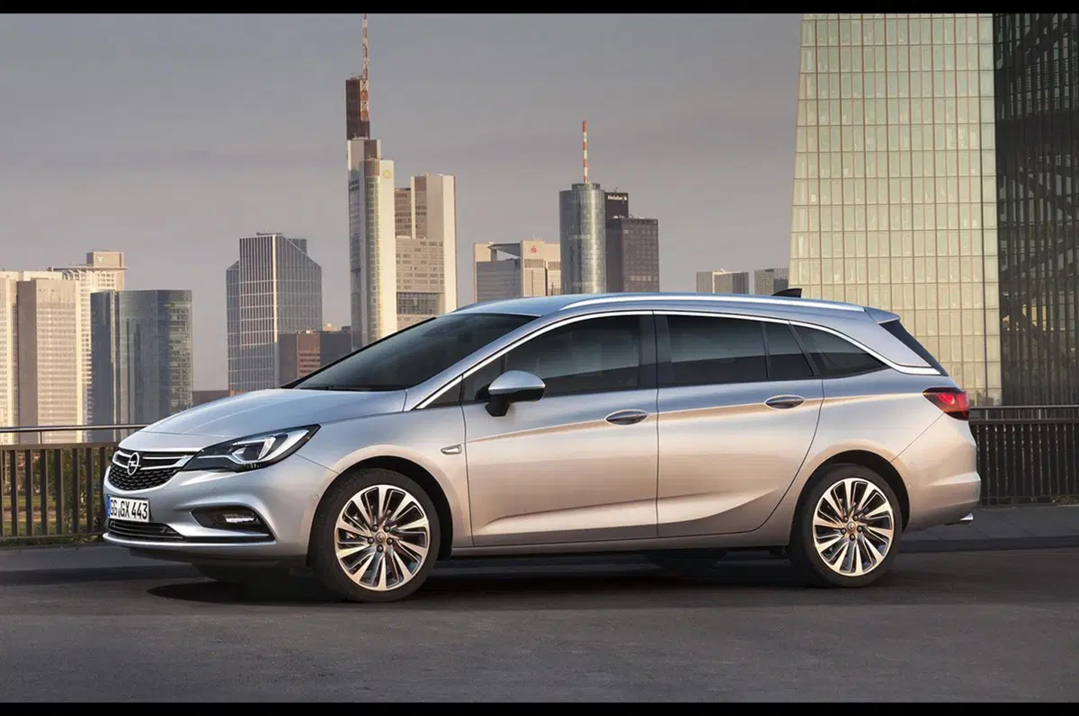 Opel Astra Sports Tourer: 200 kg più leggera e motori frizzanti (7)