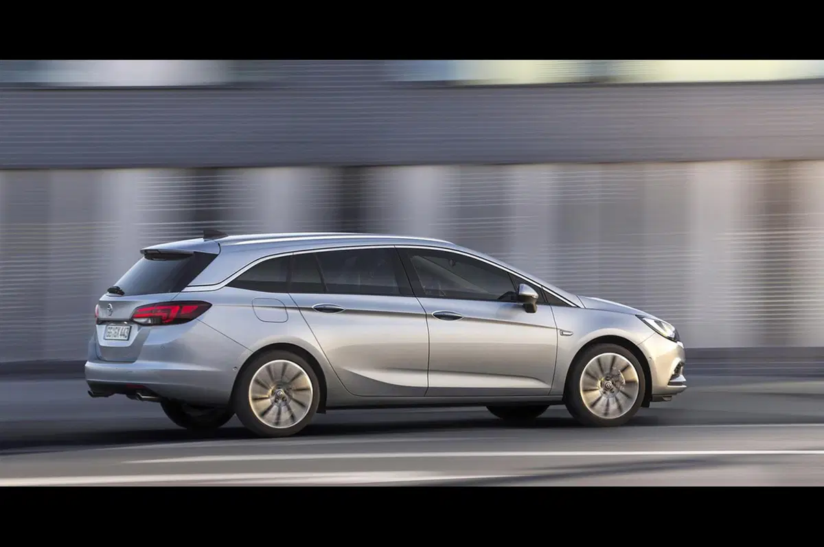 Opel Astra Sports Tourer: 200 kg più leggera e motori frizzanti (8)