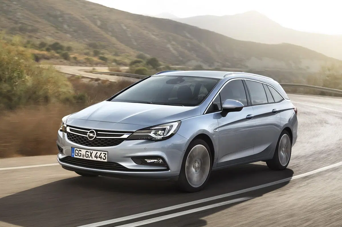 Opel Astra Sports Tourer: 200 kg più leggera e motori frizzanti (9)