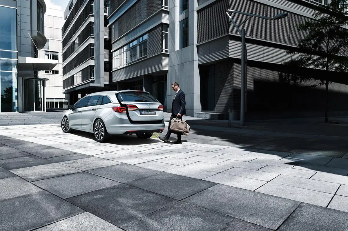 Opel Astra Sports Tourer: 200 kg più leggera e motori frizzanti (10)