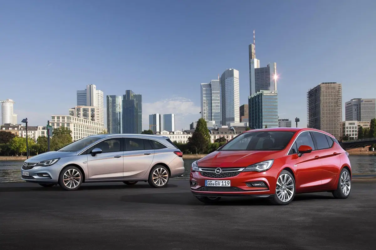 Opel Astra Sports Tourer: 200 kg più leggera e motori frizzanti (11)